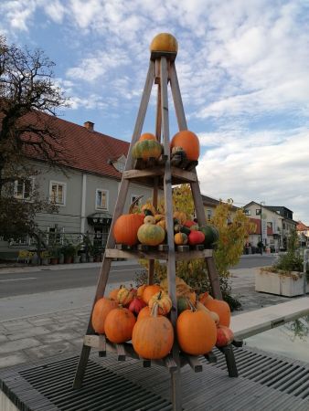 Kurbis Ernte und Dekoration Ortskern Wies 1218