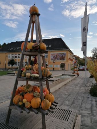 Kurbis Ernte und Dekoration Ortskern Wies 1220